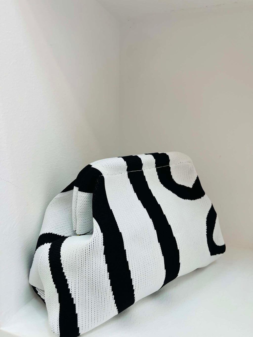 Aura Clutch - White/Black