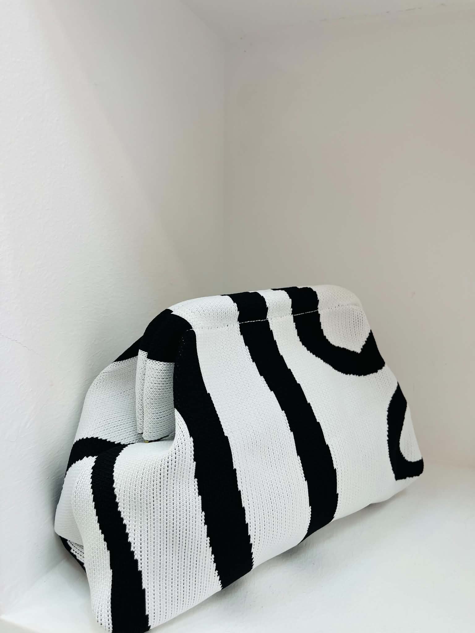 Aura Clutch - White/Black