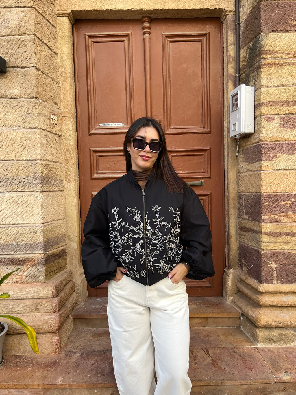 Μαύρο Bomber Jacket με Floral Κέντημα