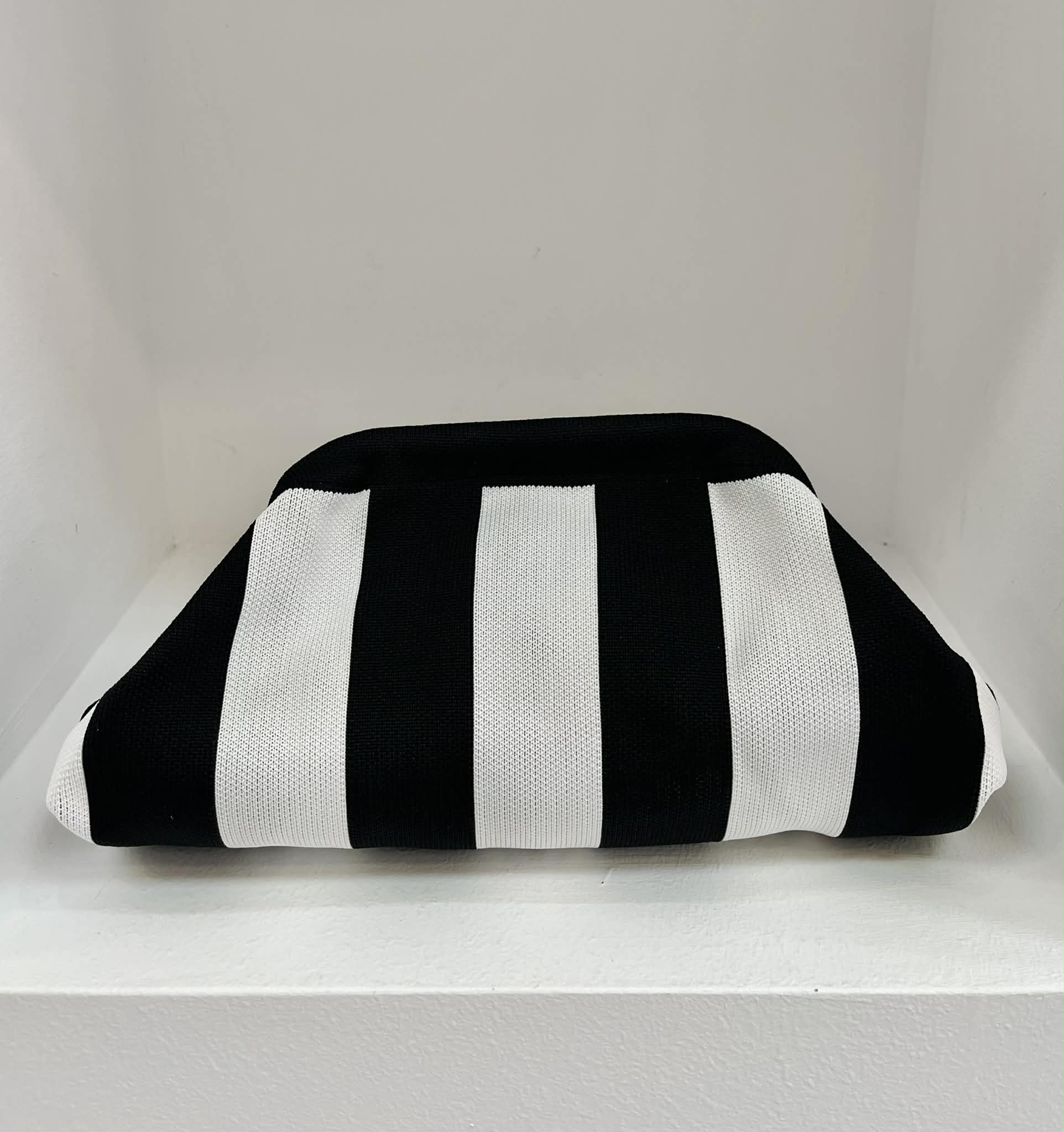Aura - Black / White