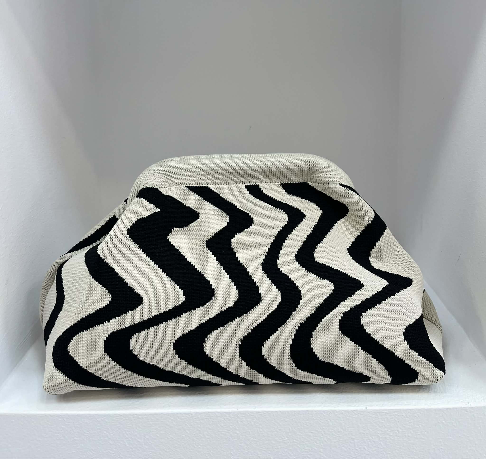 Wave Clutch - Black