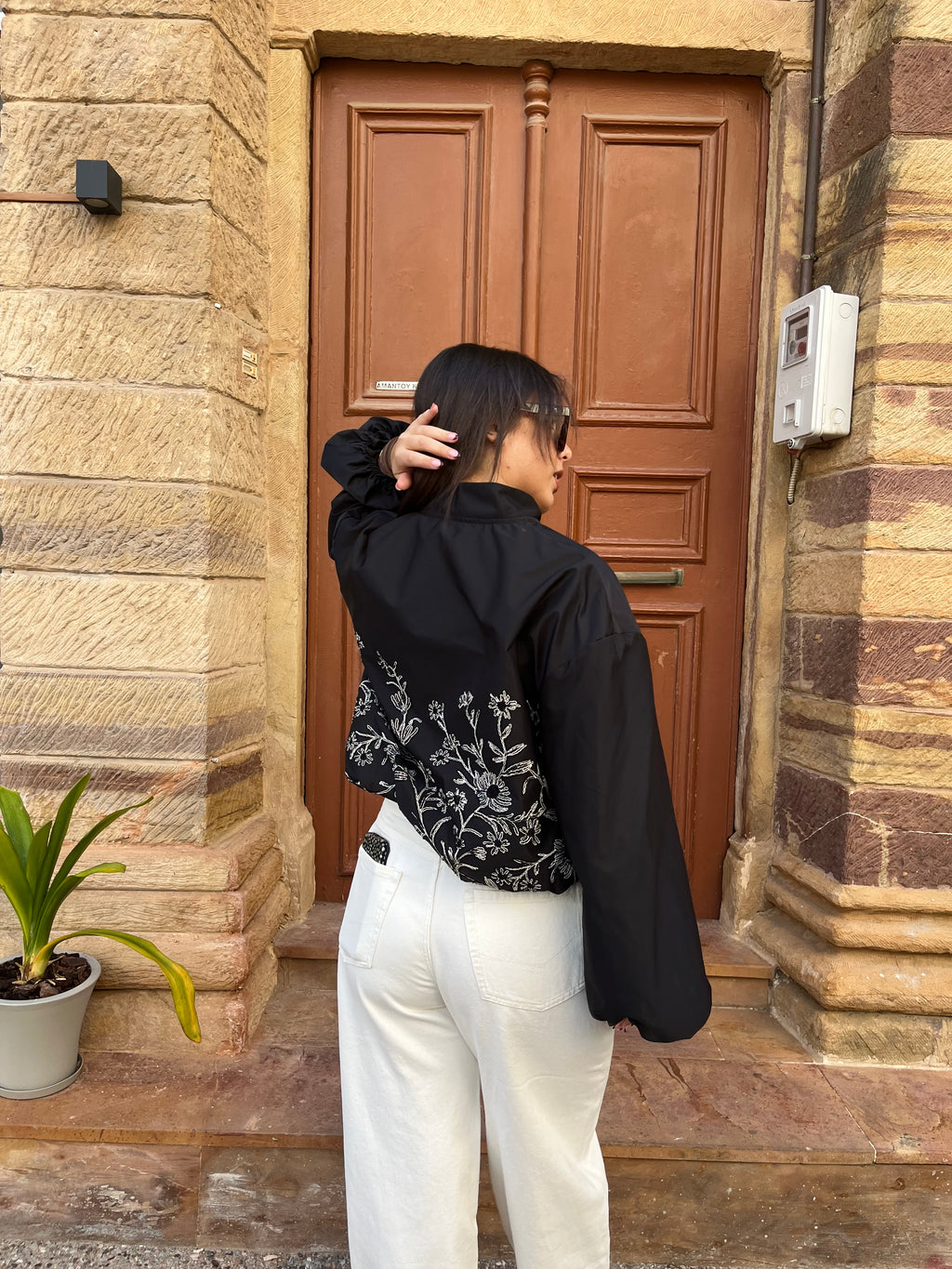 Μαύρο Bomber Jacket με Floral Κέντημα