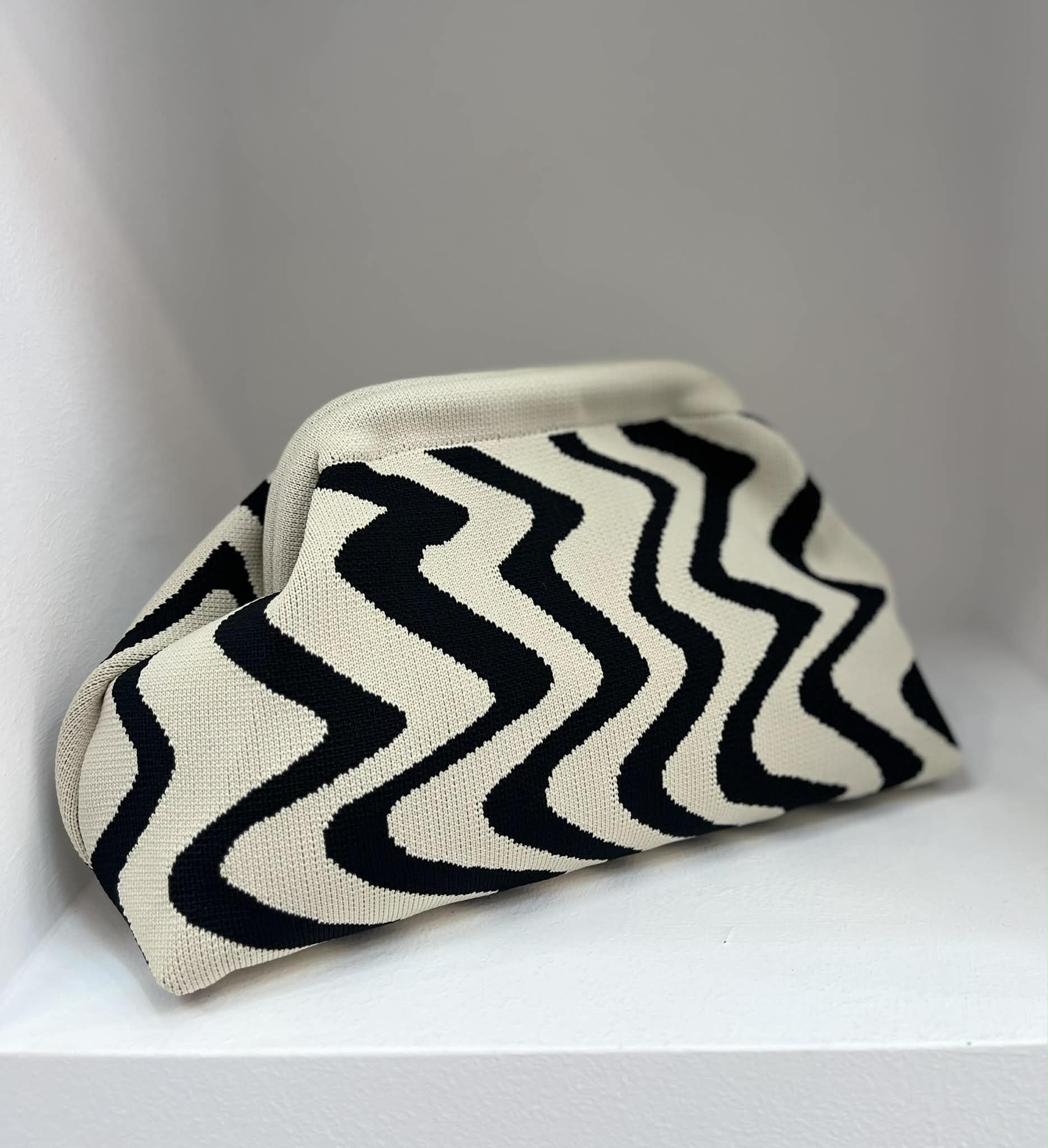 Wave Clutch - Black