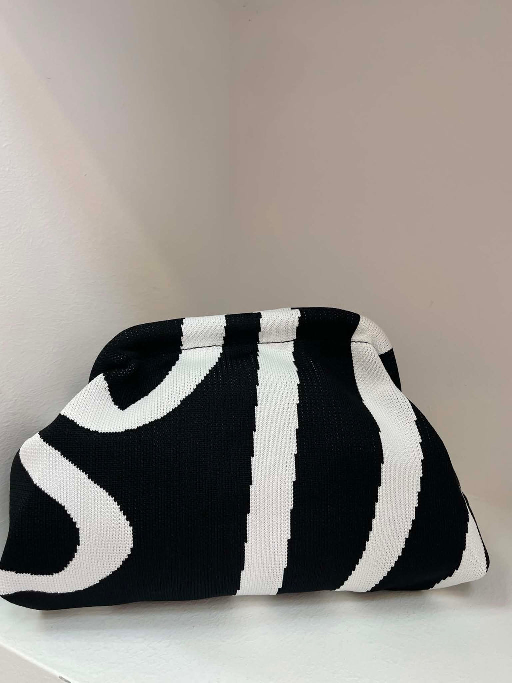 Aura Clutch - Black/White