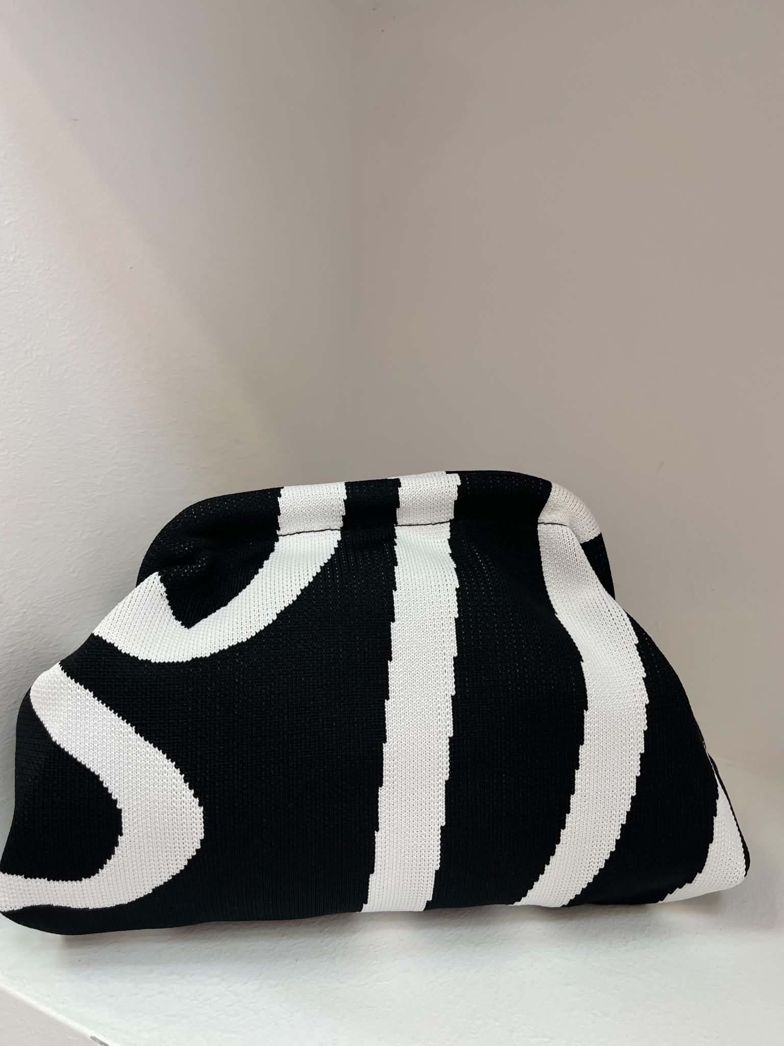 Aura Clutch - Black/White