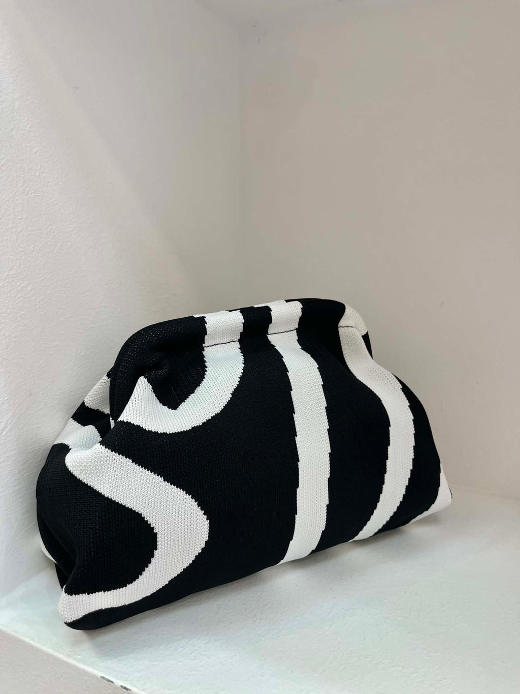 Aura Clutch - Black/White