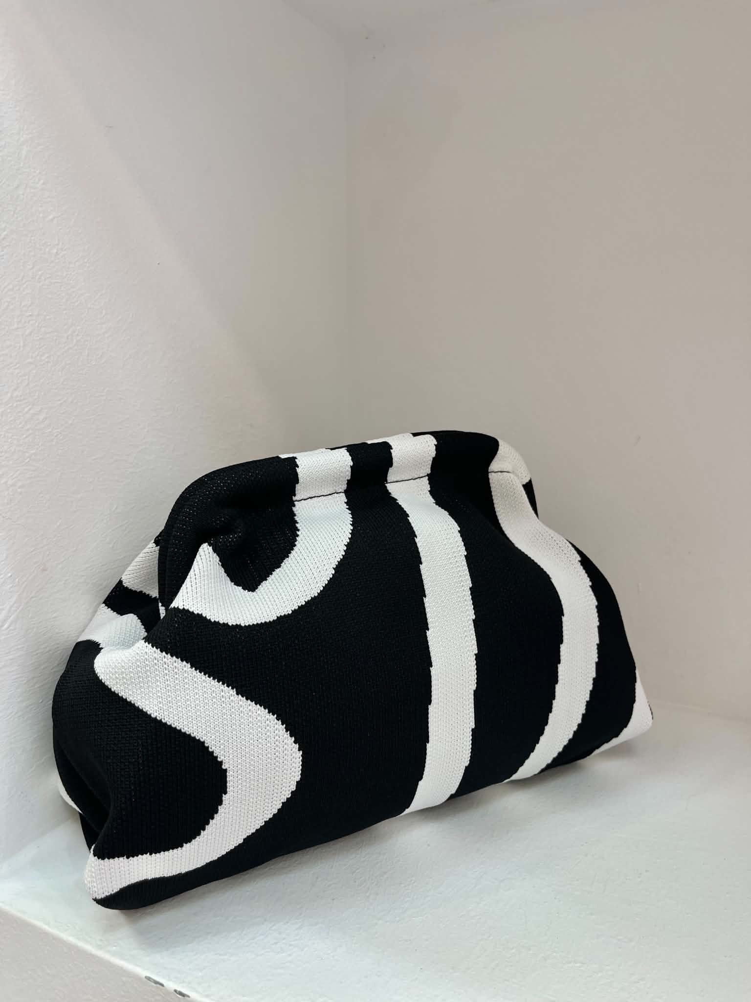 Aura Clutch - Black/White